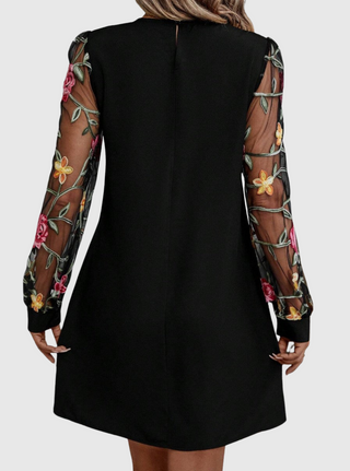 Enid – Stylish V-Neck Dress with Elegant Sleeves